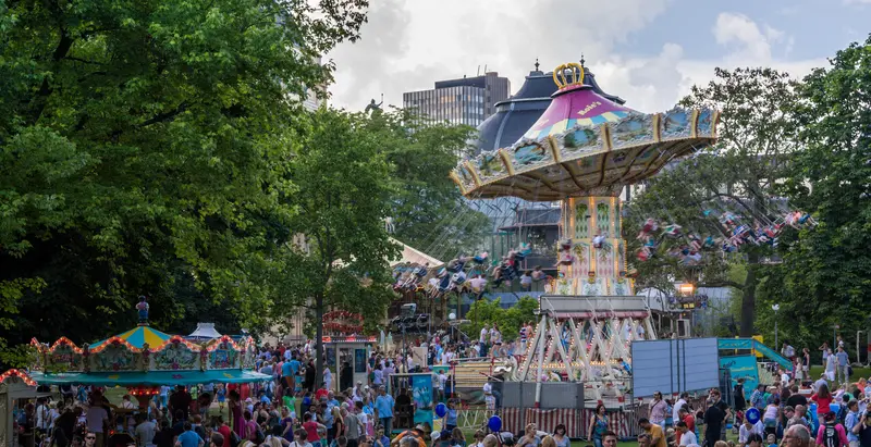 Stimmung beim Wilhelmstrassenfest in Wiesbaden – Kettenkarussell und Festbesucher