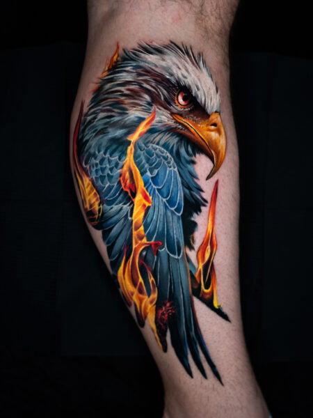 Color Realistic Tattoo Stil, Tattoo zeigt einen farbigen Adler mit Feuer umgeben.