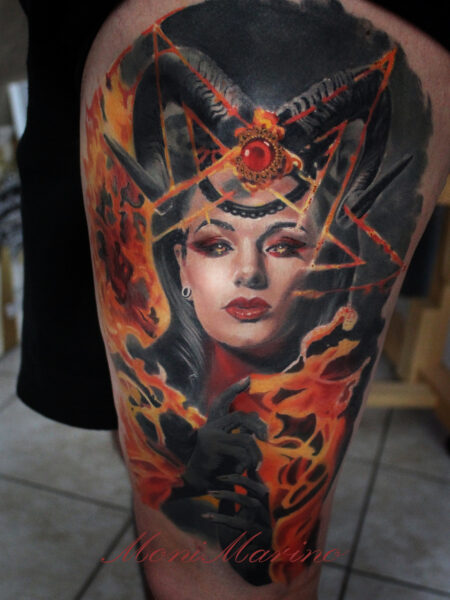 Color Realistic Tattoo Stil, Tattoo zeigt eine Frau als Teufel mit schwarzem Hintergrund. Geschmückt ist das Bild mit roten Highlights im Feuer, roten Lippen und Schmuck.