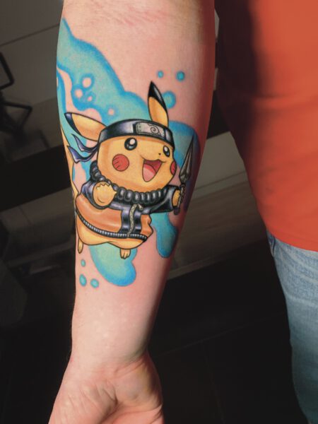 Comic Pop Art Tattoo, Tattoo zeigt einen Pikachu im Manga-Stil.