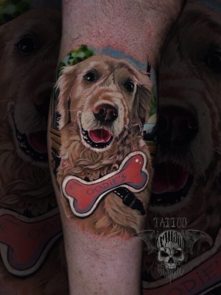 Color Realistic Tattoo Stil, Tattoo zeigt einen Golden Retriever mit Knochen und Schriftzug.